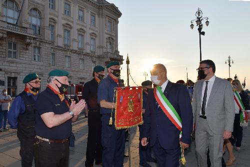 L'assessore Roberti e il sindaco Dipiazza all'ammaina bandiera solenne in piazza dell'Unità d'Italia a Trieste. 